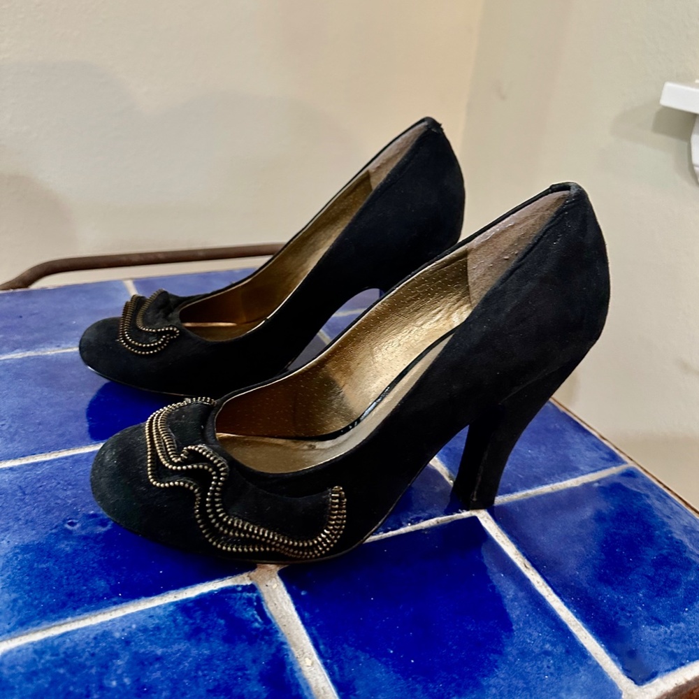 Black Suede Guess Pumps w/ Zipper Ruffle Trim 4" Heels & Round Toes - sz 8